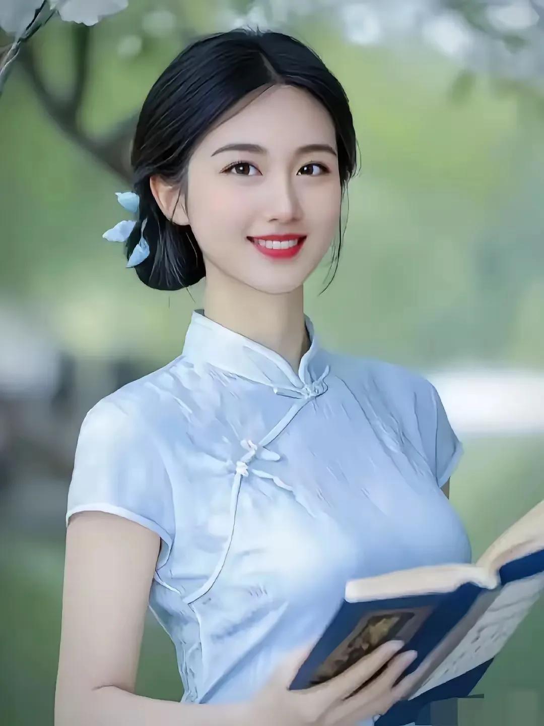 知书达理笑容甜，
玫瑰绽放情缠绵。
琴棋书画诗词赋，
锅碗瓢盆酱醋盐。
