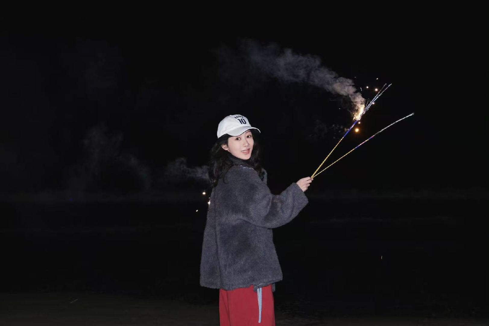 杨紫晒海边烟花碎片杨紫海边烟花 杨紫海边烟花碎片娱乐