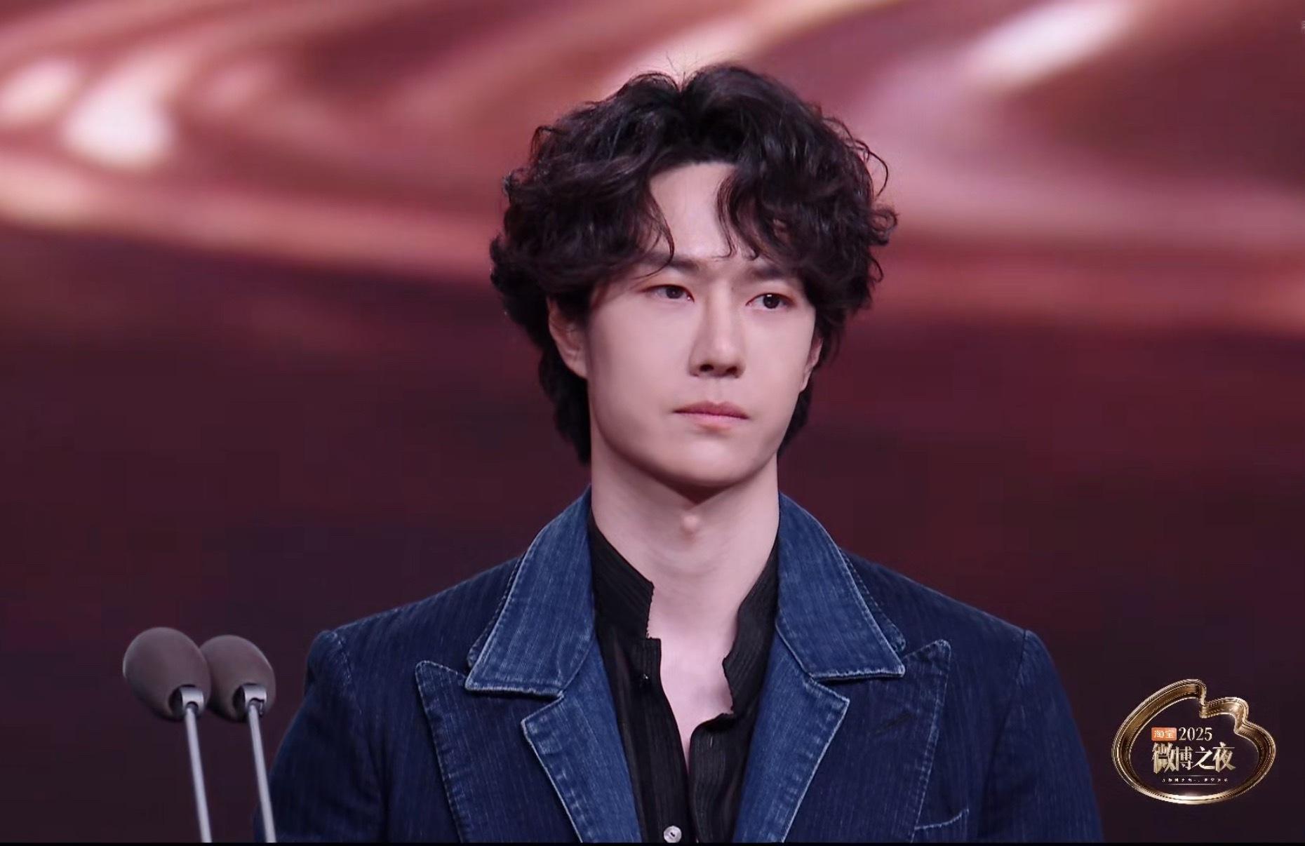 微博之夜内场王一博路过之处没人敢吱声王一博 中山装 年度纪录片《探索新境2》，恭