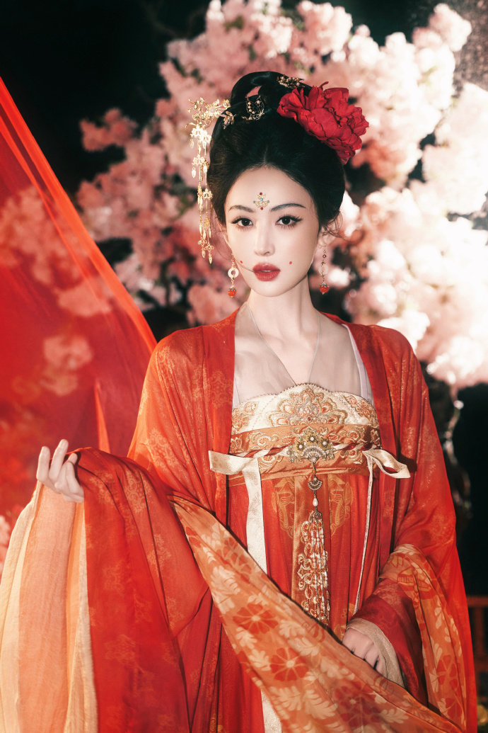 娜扎红色唐装娜扎古风美人 ​​​娜扎红色唐装好美~ ​​​