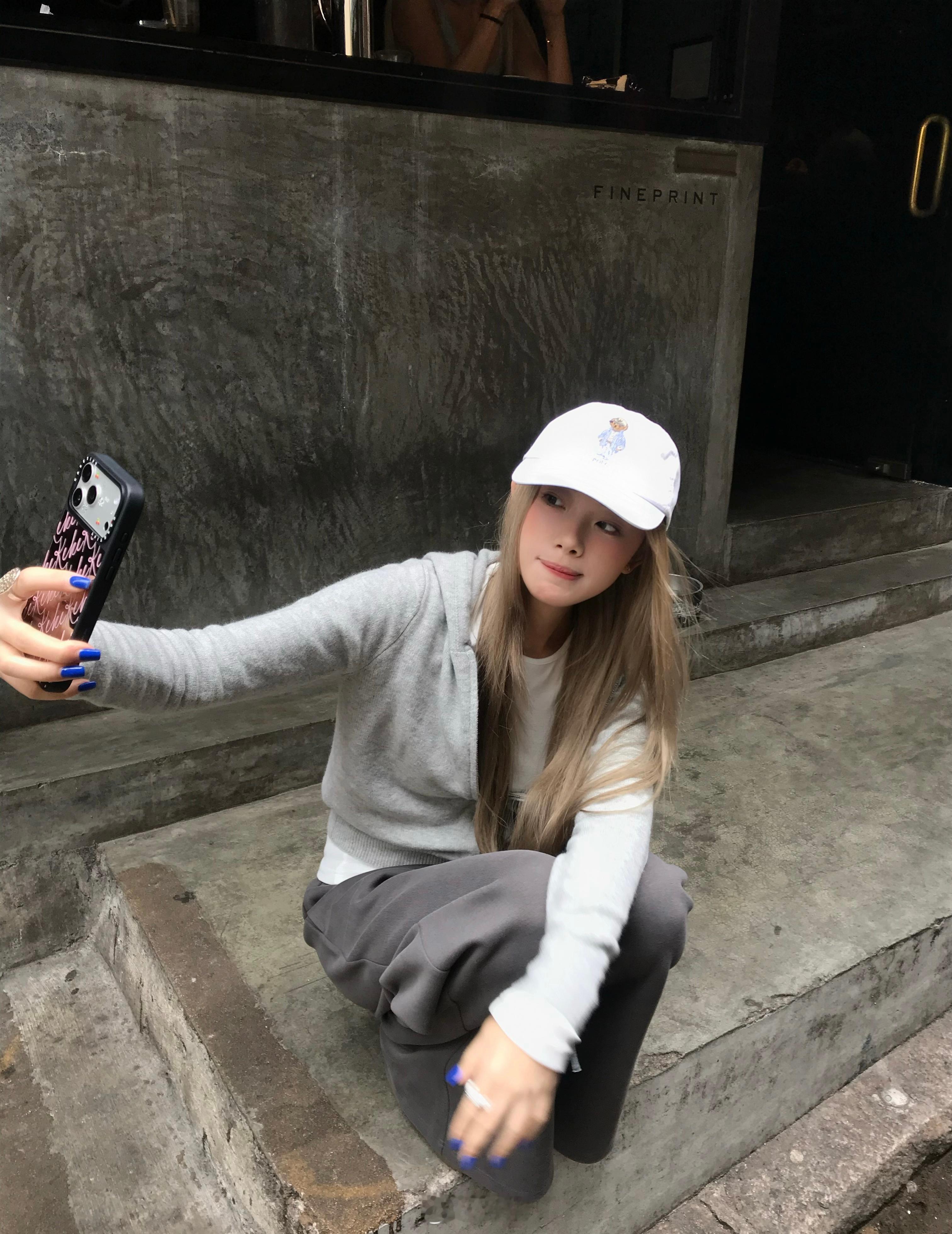 消费升级，香港街头随处可见最新款iPhone 17 Pro Max！ 