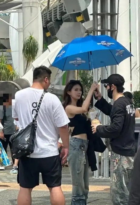 黄晓明与女子同游新加坡全程共撑一伞，女方神似baby叶珂，叶珂产女刚满半年202