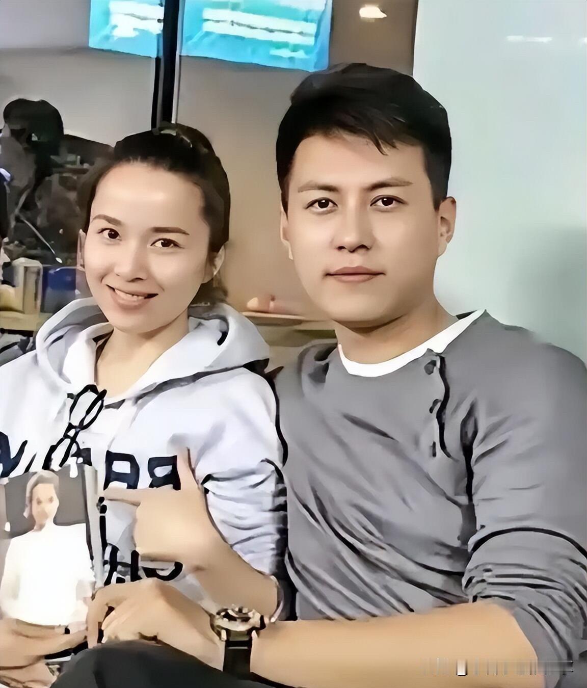 原来他们是一对夫妻，都说江珊是极美的，然而看到靳东老婆李佳的时候，是不是一眼就被