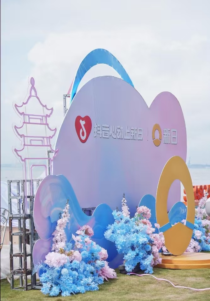 泉州把非遗搬进落日海景里泉州海边上演国风盛宴，新日三款新车融合蟳埔簪花、南音、提