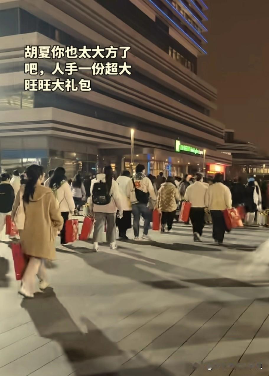 同样是开演唱会，有人连荧光棒都要额外收费。

而有人却给粉丝准备了大礼包。

当