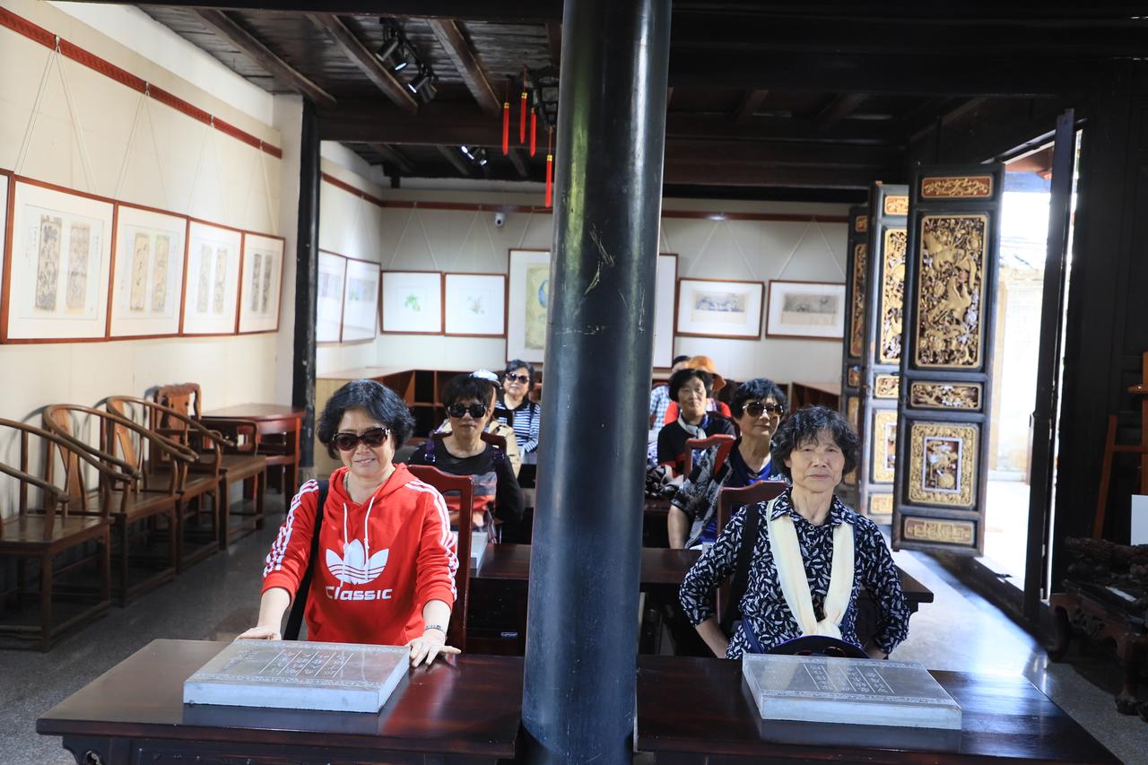 人老了，什么是你的底气？可能有人说，是那一身历经岁月洗礼的淡然；有人说，是那一双