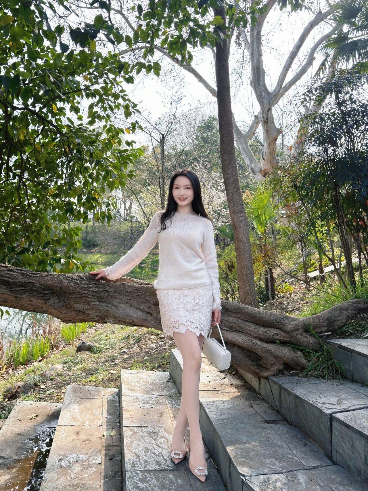 这组春日写真将唯美清新的日系风格演绎得淋漓尽致，满屏都是温柔治愈的气息。
🌸 