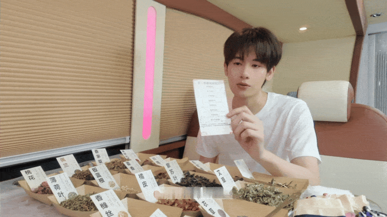 胡先煦片场手搓香囊 演员片场休息日常格外治愈，胡先煦选择动手制作香囊，安静温柔的