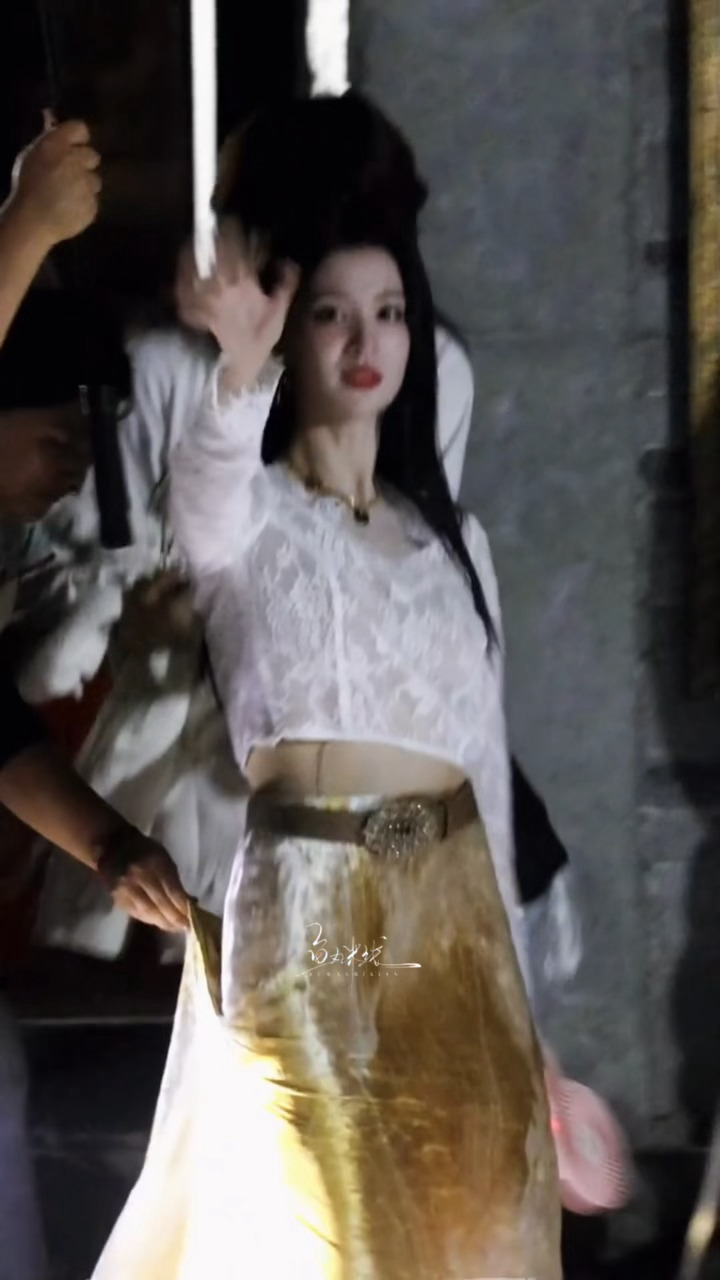 妈呀这一下真给我吓一跳船儿专心跟粉丝打招呼没看清脚下踩空了 差点就摔倒了王楚然踩