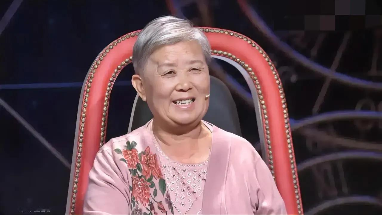 山东1母亲脑出血瘫了，她对儿子说：儿，我想去大理。儿子一口回绝：太远了，去不了。