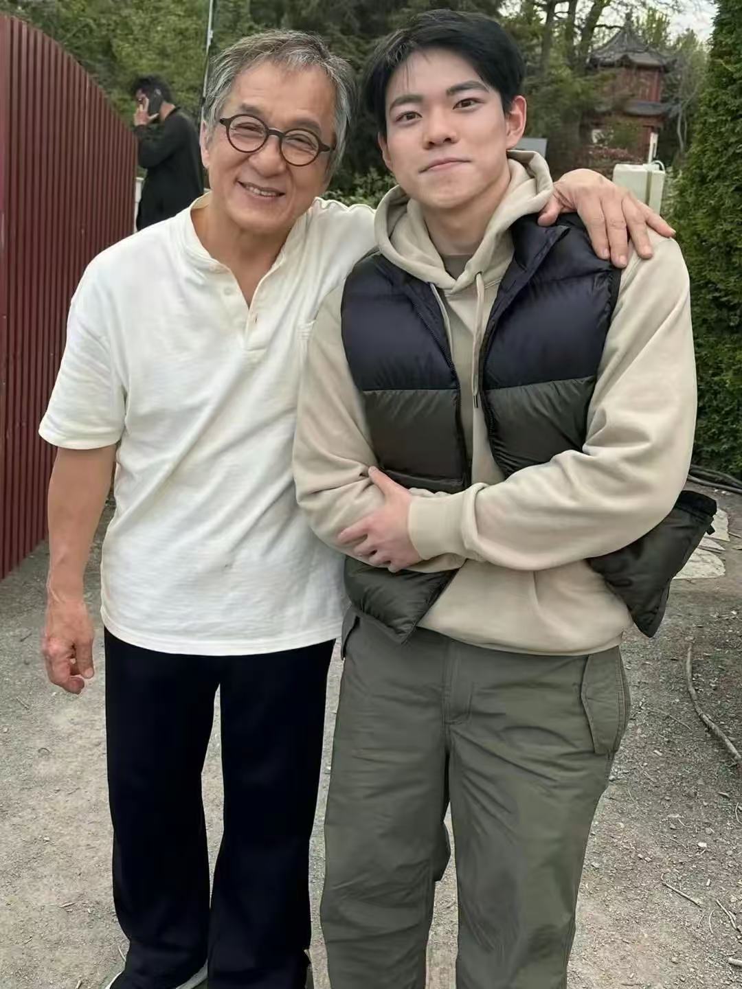 71岁成龙加拿大与友人吃海底捞，戴着老花镜夹菜，看酸了多少人！ ​​​