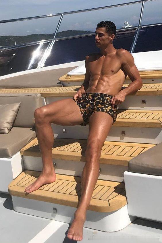 让我们把酒杯腿这种下流的物化词语用在男人身上好吗好的 