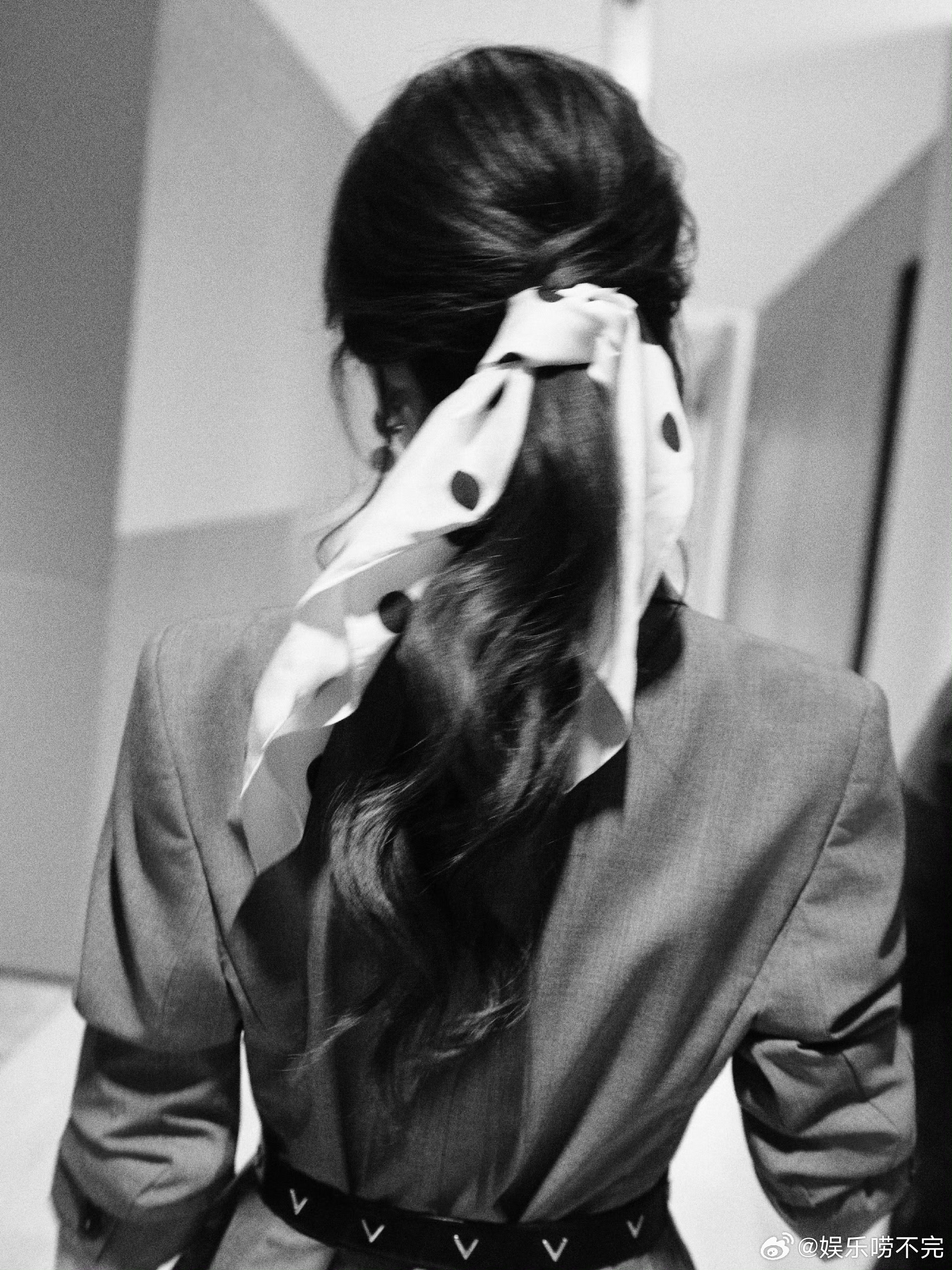 谭松韵方婉之职场穿搭这个灰色西装也好看！ 