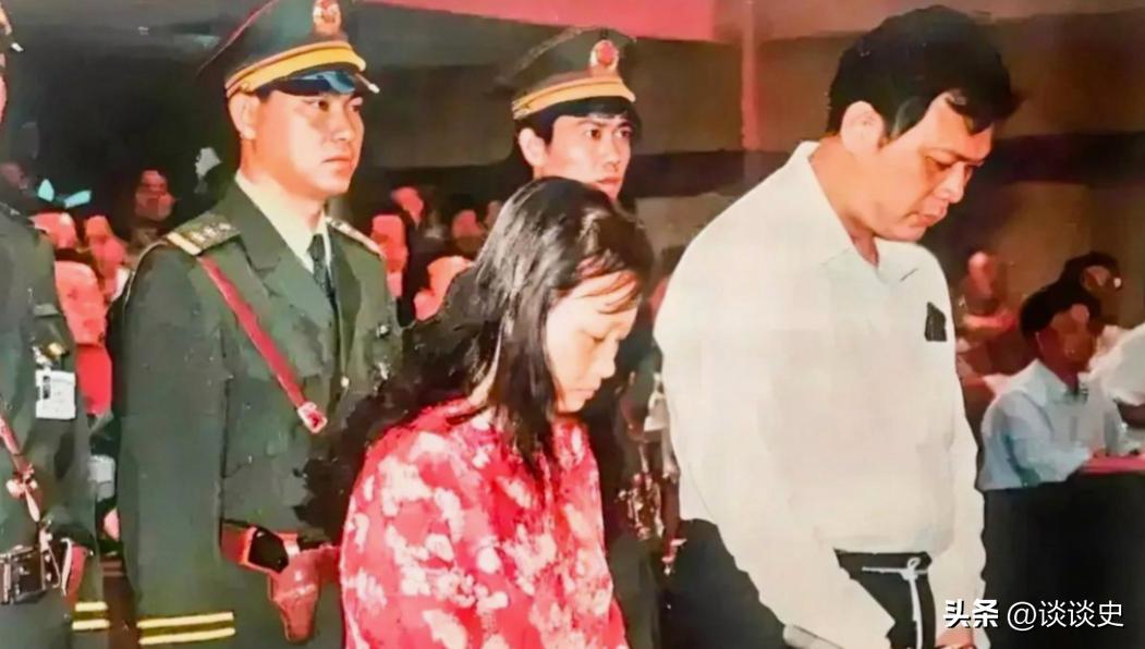 上世纪九十年代海南，戚火贵是极具反差的双面官员。出身农家、从农场工人干起的他，曾