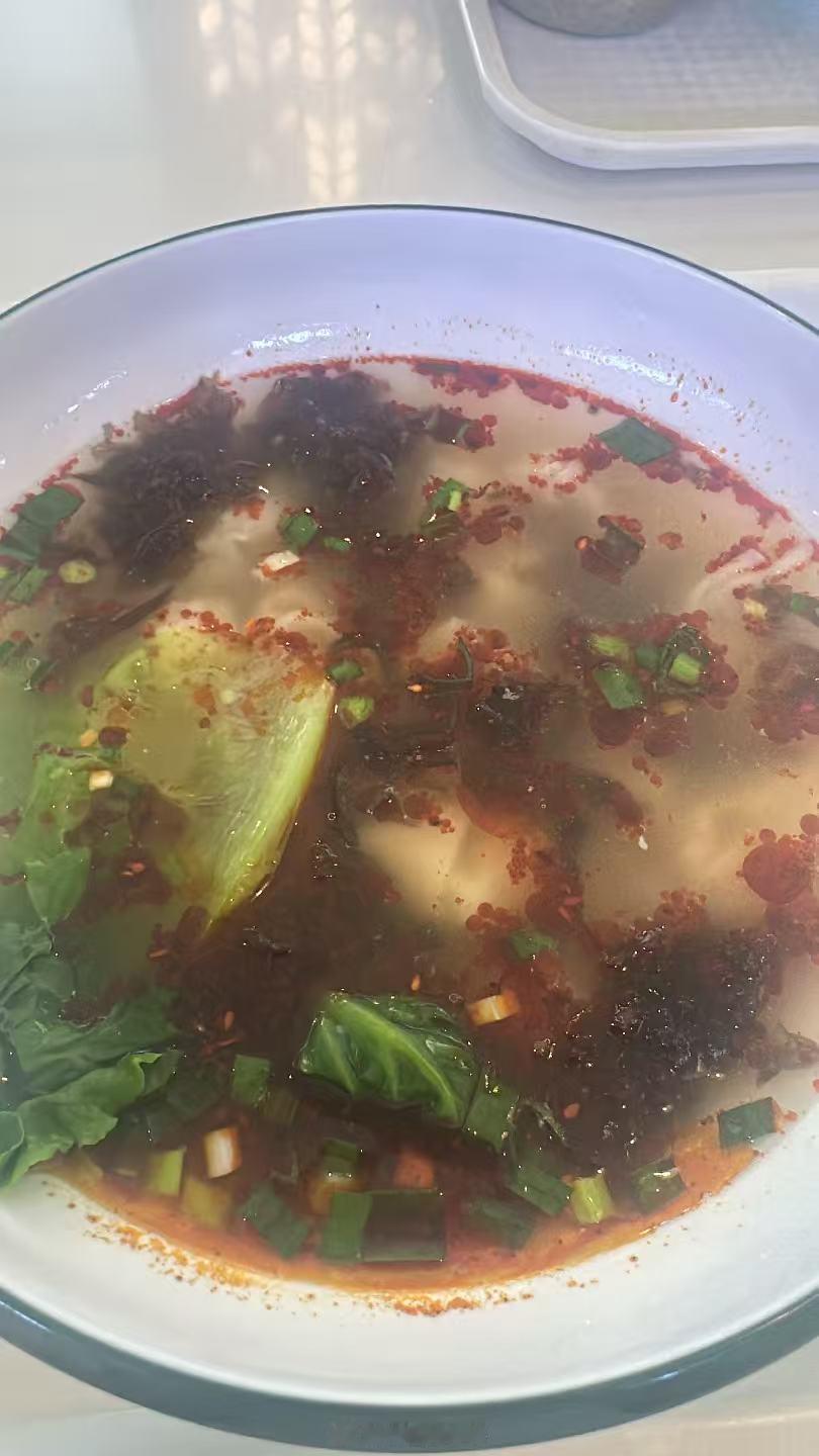 好消息明天周五咯，该下班干饭了，我来吃碗馄饨！ 