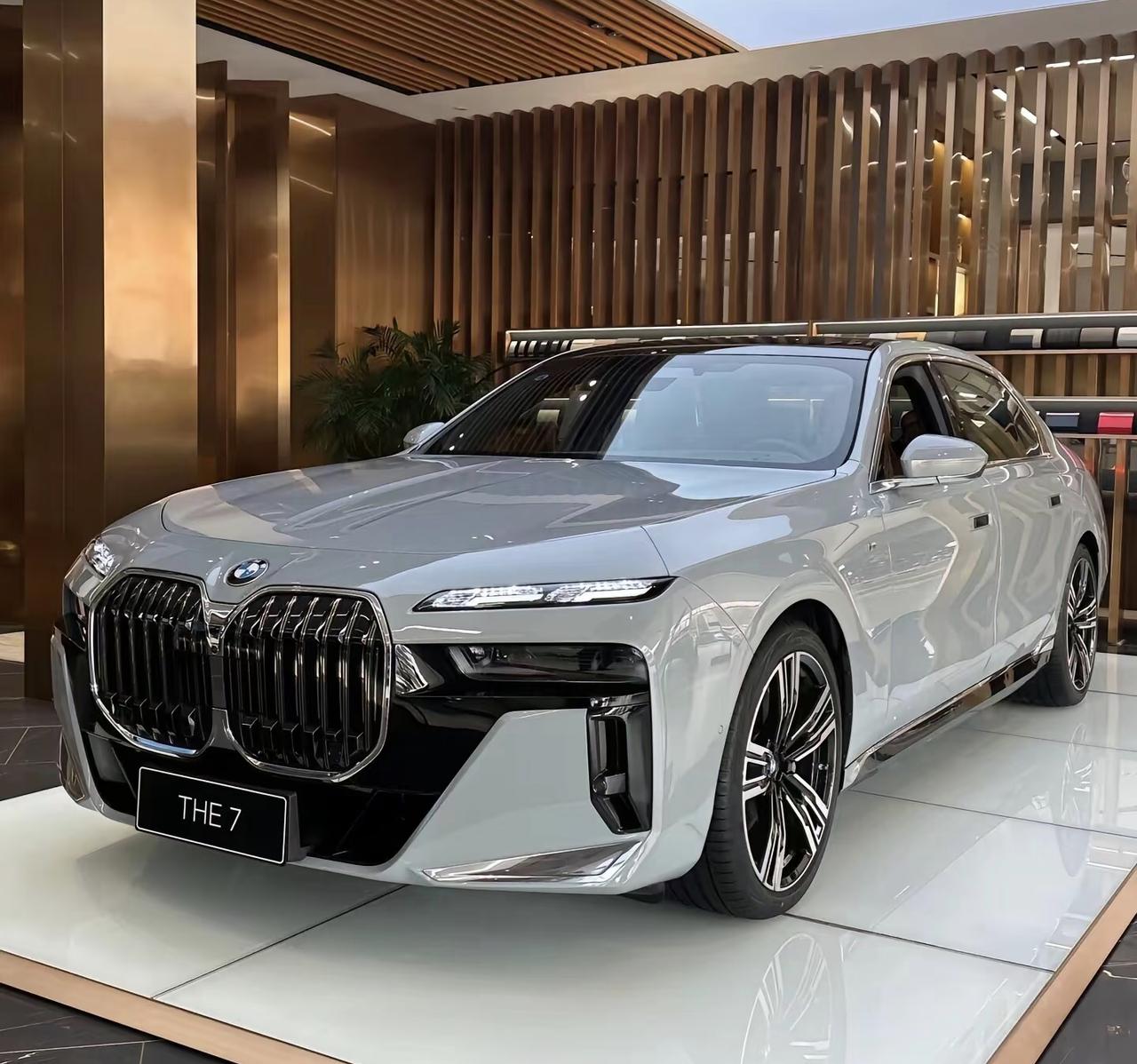 宝马7系的性能配置，精准诠释了 “旗舰之道，在于从容掌控与自我革新”。

动力格