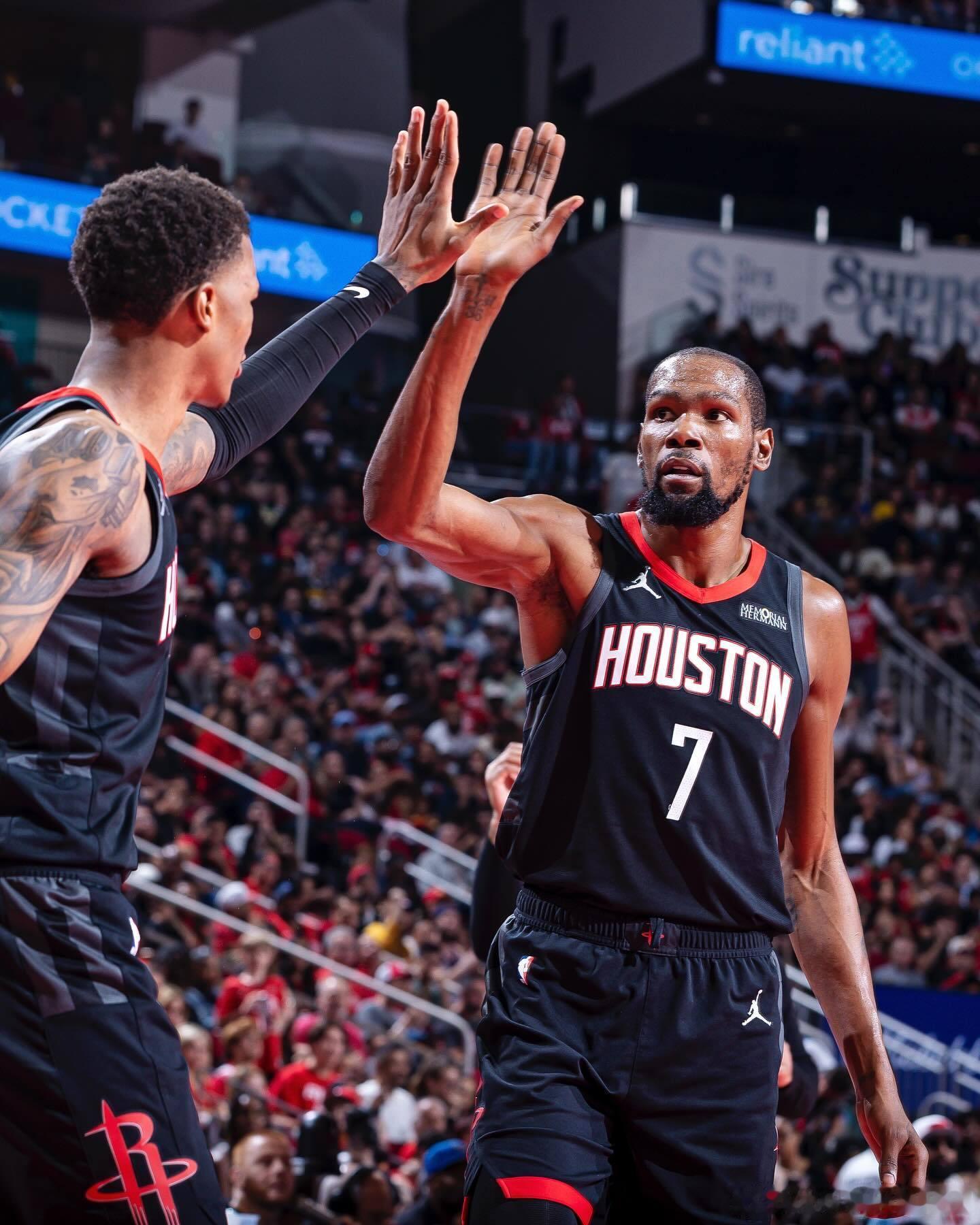 杜兰特已不在伤病名单中，可以出战明日与爵士的比赛休斯顿火箭