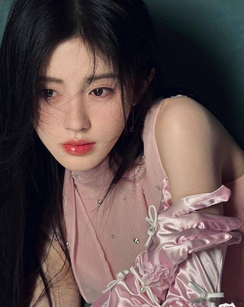 鞠婧祎这个妆面儿真的太好看了，感觉黑长直和这样的粉色娇嫩真的很适合她 ​​​