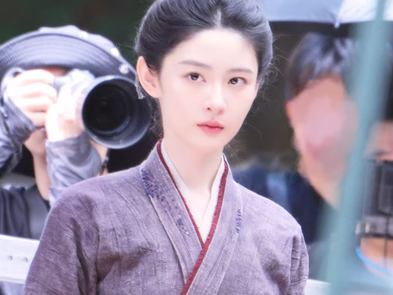 赵晴听银片场花絮认真演戏的赵晴自带高光！片场讨论角色细节条理清晰、细致入微，对人