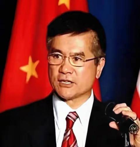 太无耻了！美国首位华裔州长骆家辉，家族三代都在美国奋斗，他当官时猛烈打压中国，辞