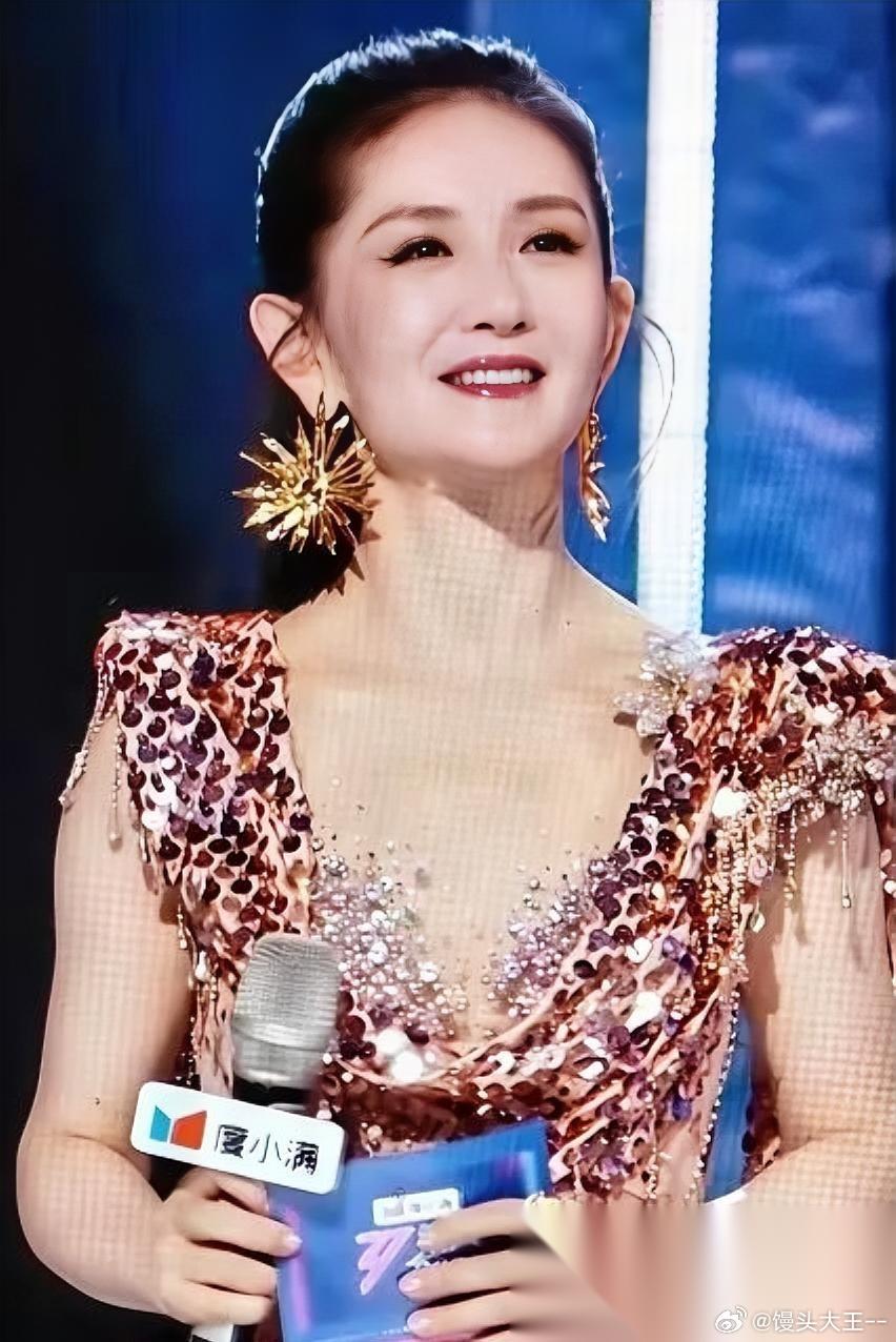 浪姐五公舞台，谢娜像是变了一个人。 褪去往日大大咧咧、热闹张扬的主持风格，整场沉