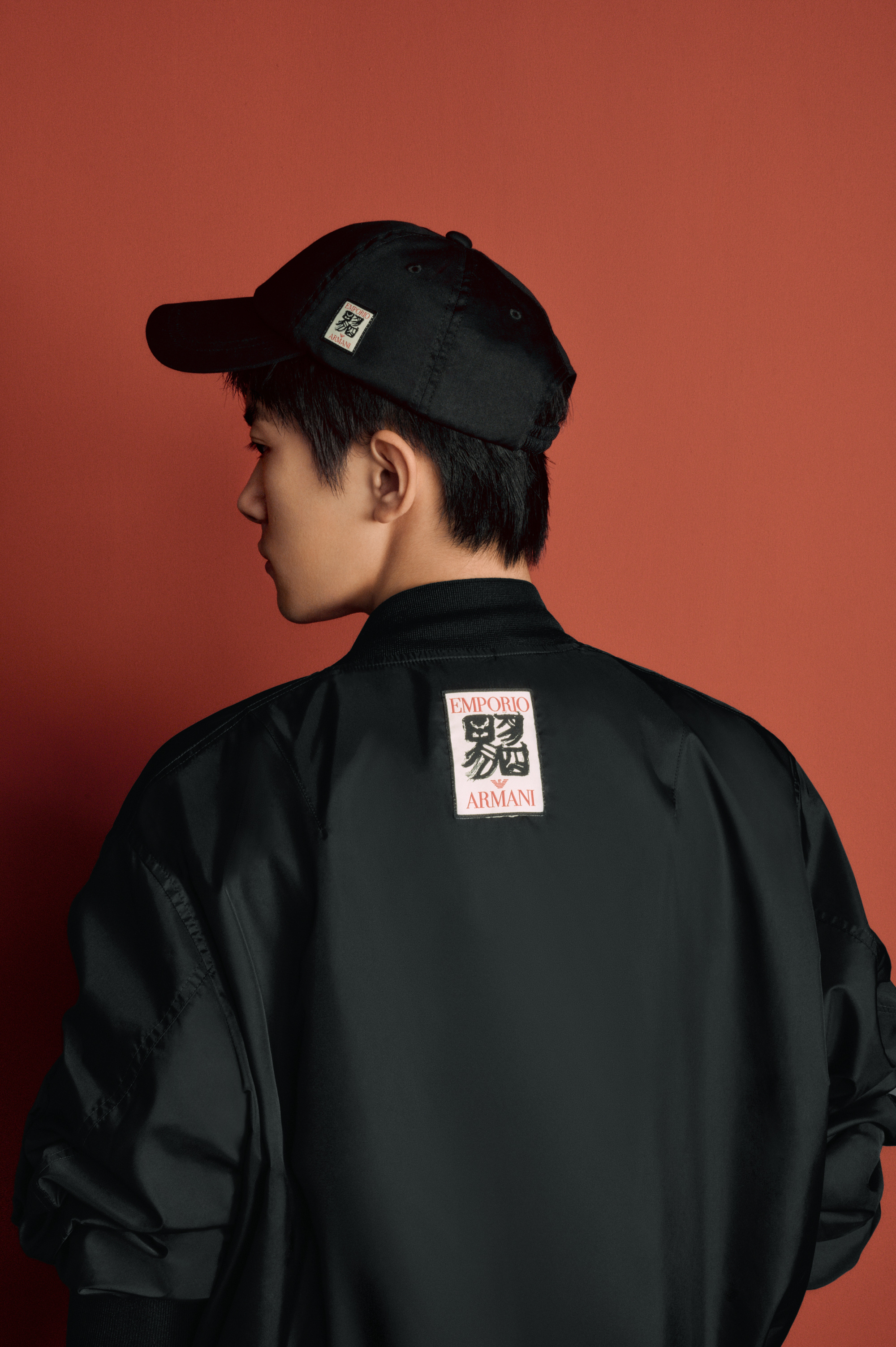 想起千玺之前把 Emporio Armani 穿成“行走种草机”的经典操作，刚刚