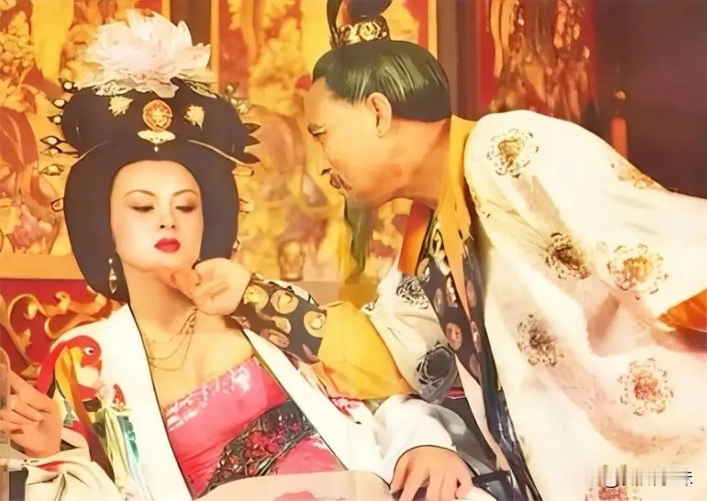 晚上，李世民来到齐王妃杨氏的寝宫，二人谈天论地。情到深处，李世民拉起杨氏的芊芊细