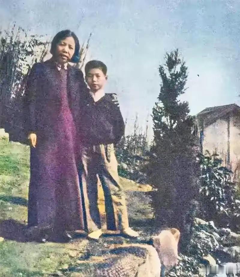 历史那些事这是上世纪四十年代，邓颖超和少年时期的李鹏的合影。李鹏是革命烈士李硕勋
