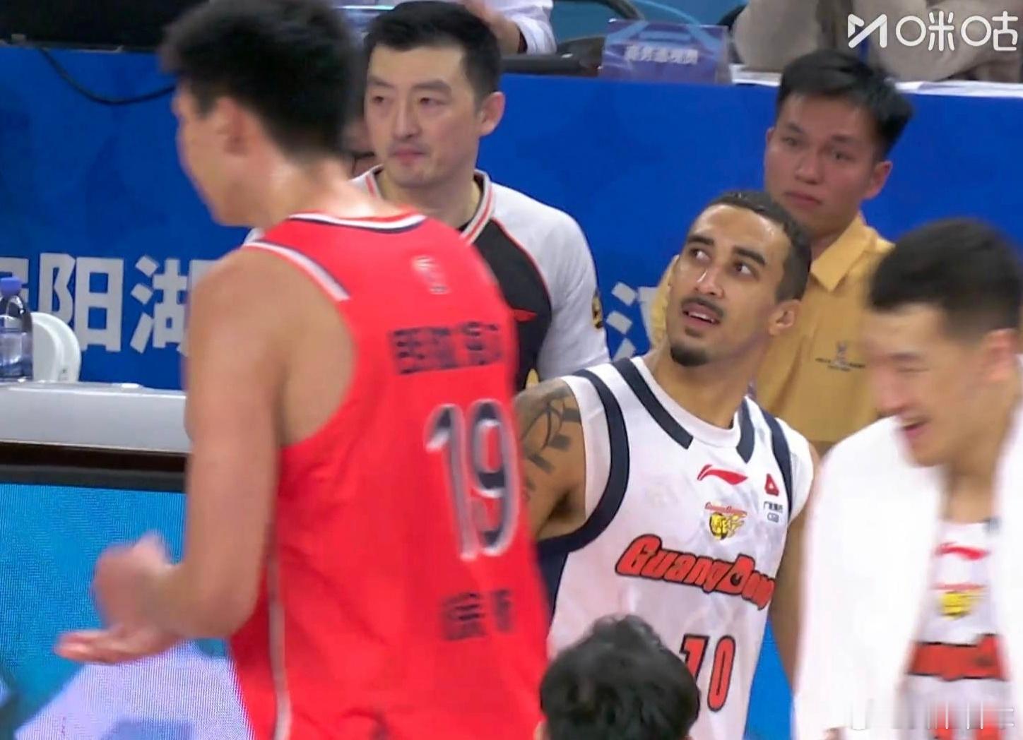 奎因：哇吃啥长大的？这么高cba俱乐部杯赛