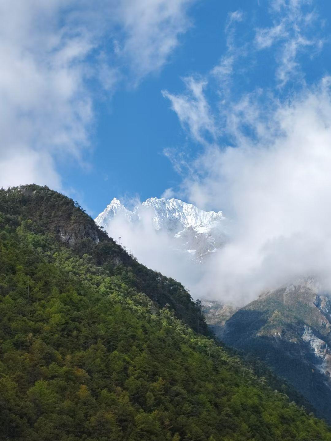 我一个人坐了好久，想起了很多事突然很怀念以前的自己， 回头看看自己走过的路吃过的