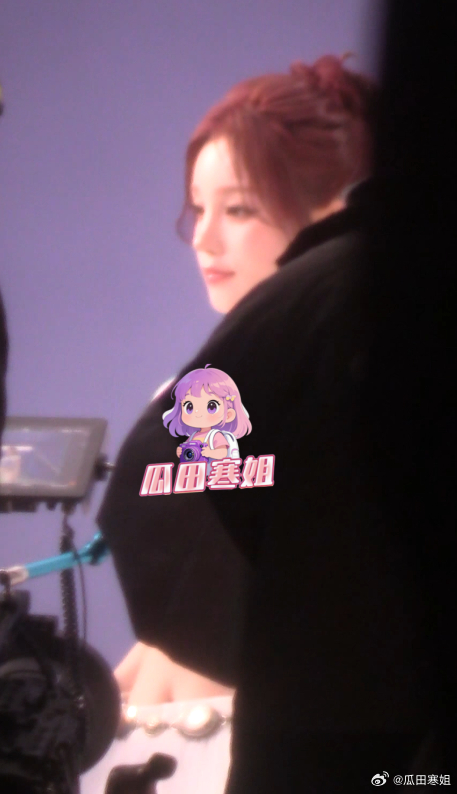 宋雨琦拍广告精致如娃娃 宋雨琦精致得好像洋娃娃啊！穿着露脐运动装站在影棚里拍摄，