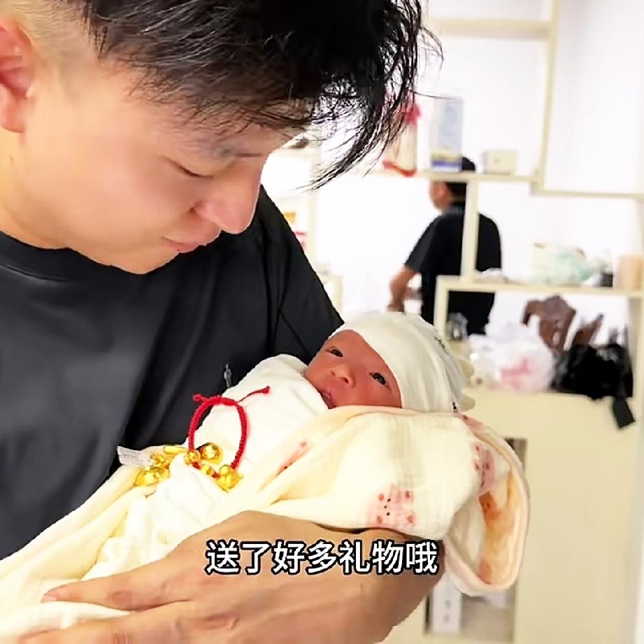今年母亲节是小松和秋秋最高兴的日子，因为秋秋在河口生宝宝，大姐，二姐，三姐，小婶