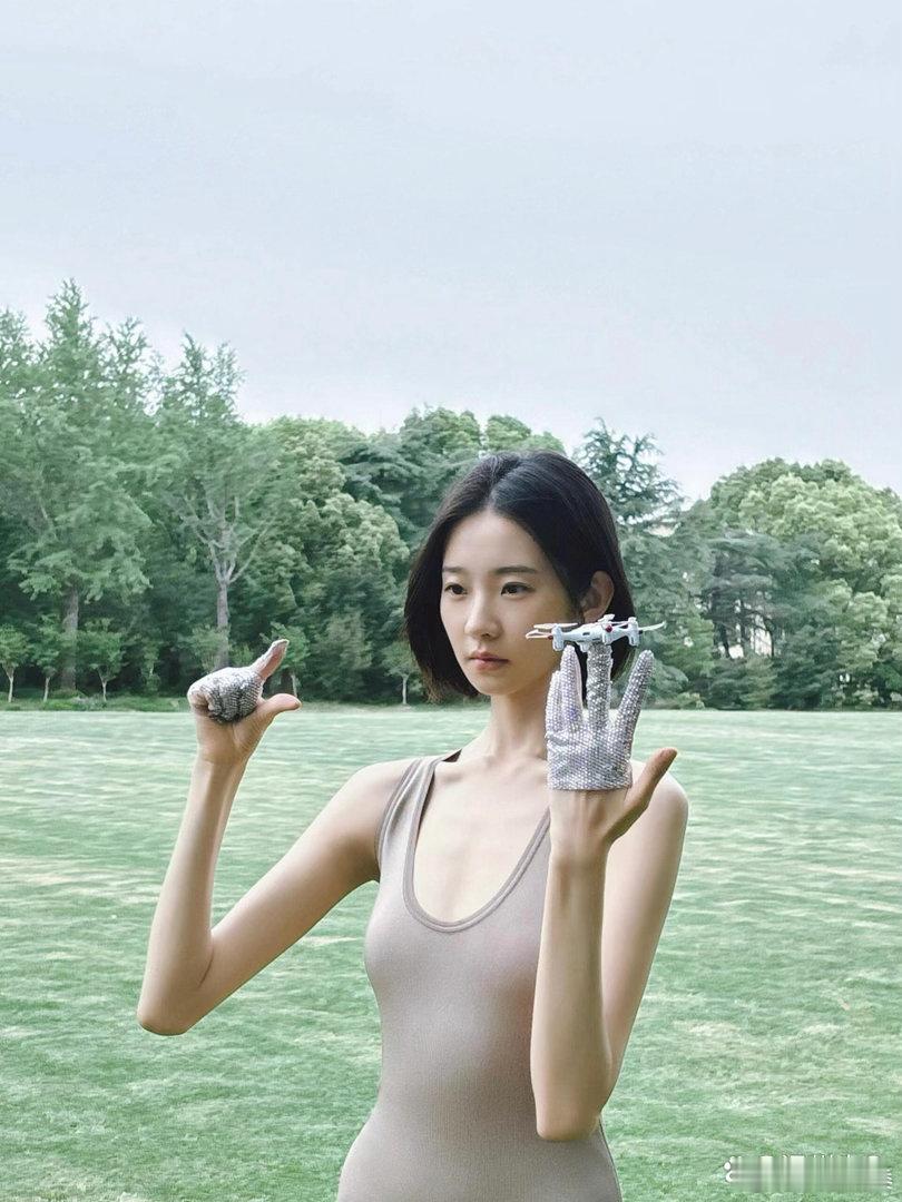 不愧是舞蹈生啊，张艺凡这纤长的手臂轻轻松松腕线过裆，整个人就没什么体脂，身型纤薄