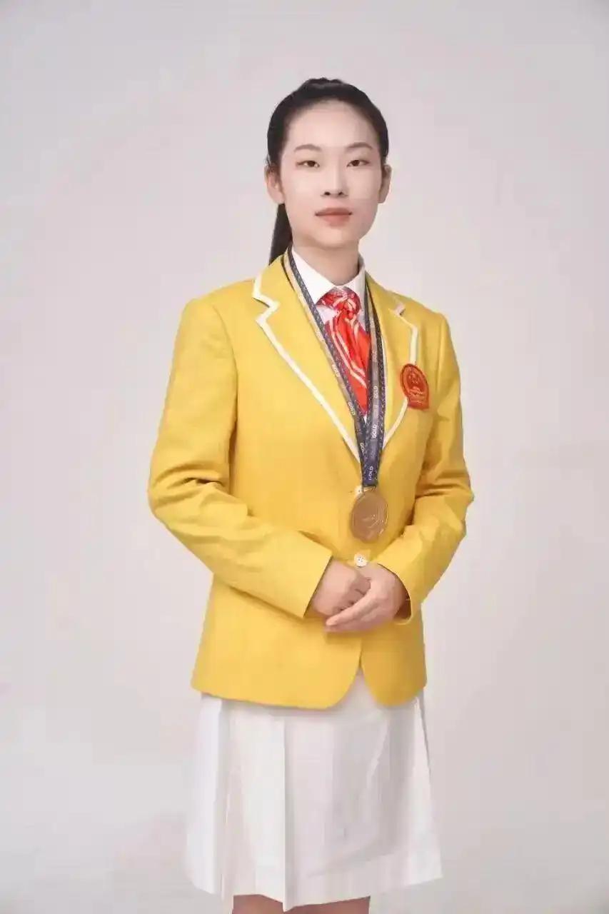 “00后”女孩鲁静怡中考失意后成世界冠军

近日，在世界技能组织全体成员大会上，