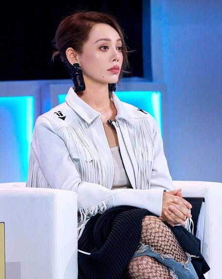 宁静在《一路繁花2》节目录制期间，随团队从内蒙古转场至贵州时发现身份证丢失。姐姐