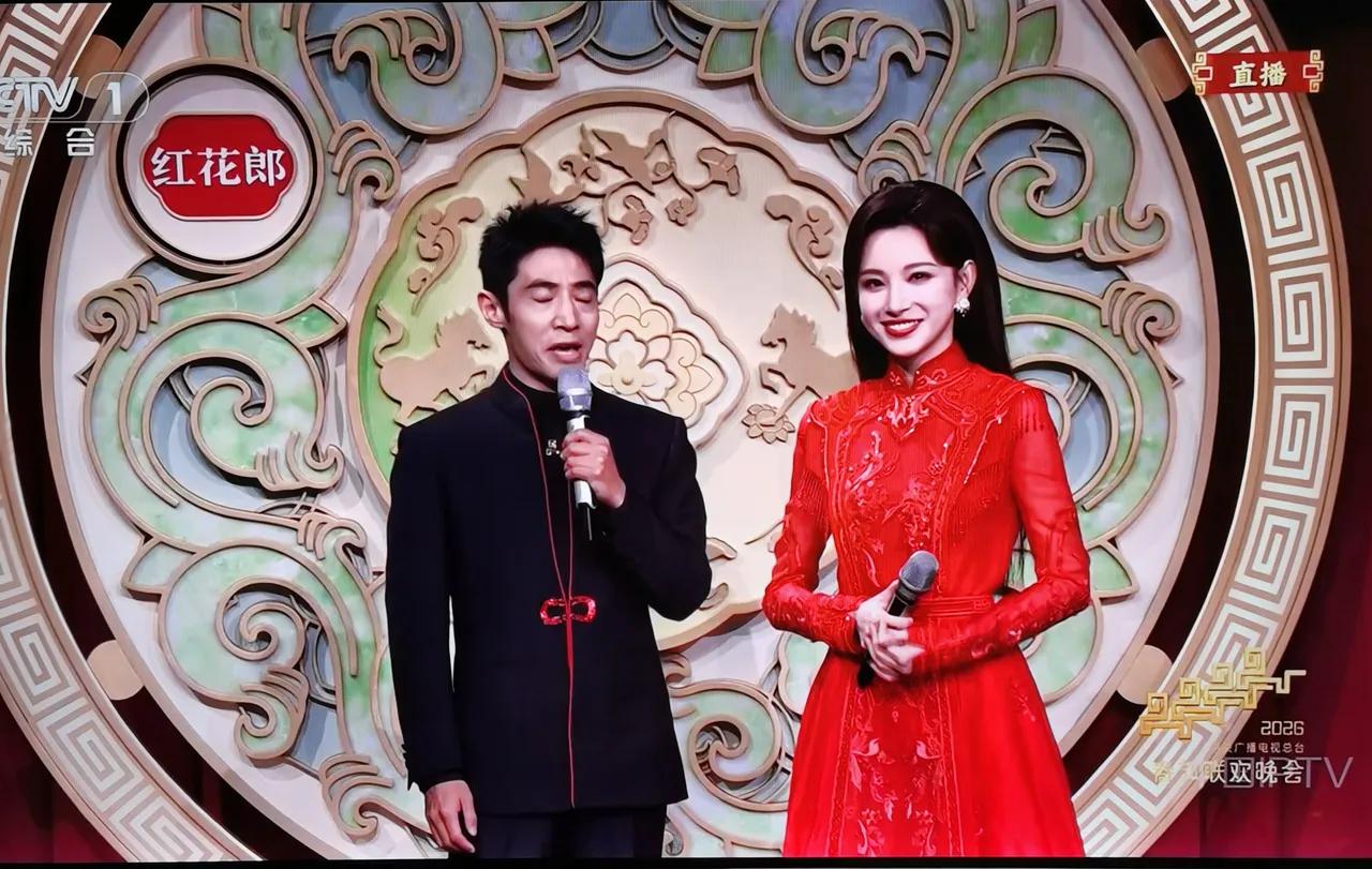 哎呀！今晚的撒贝宁怎么这般模样？又黑又瘦，仿佛一个小老头，全然没了往昔的精干模样