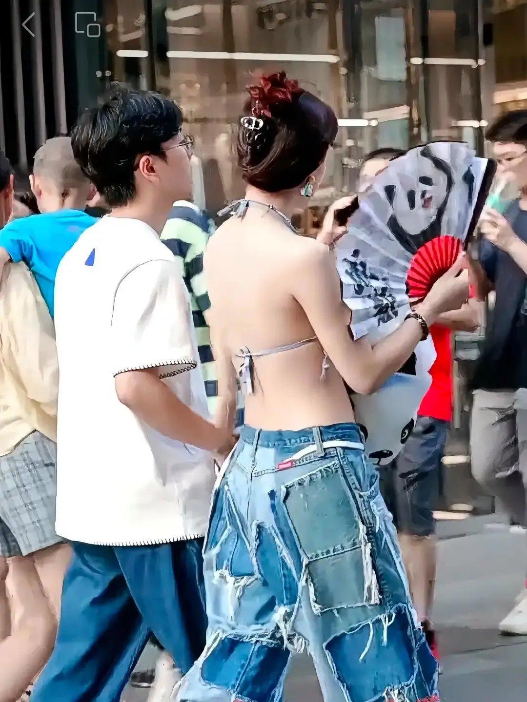 大街上看见这一对儿，老夫我就想上去给这男娃娃一巴掌。

你看他把自己穿得齐齐整整