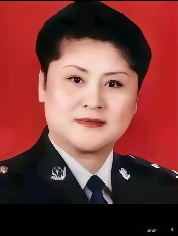 1988年，女警王玉荣结束卧底任务未换警服，遭两名壮汉强行塞进出租车，脖子被歹徒