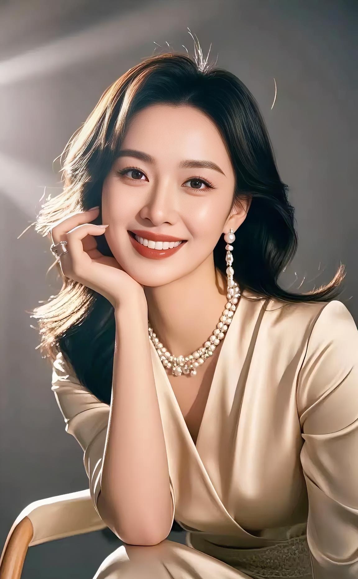 那抹笑意，像暖阳轻落肩头。

珠链温润，丝裙柔滑，

托腮的慵懒里藏着从容。
