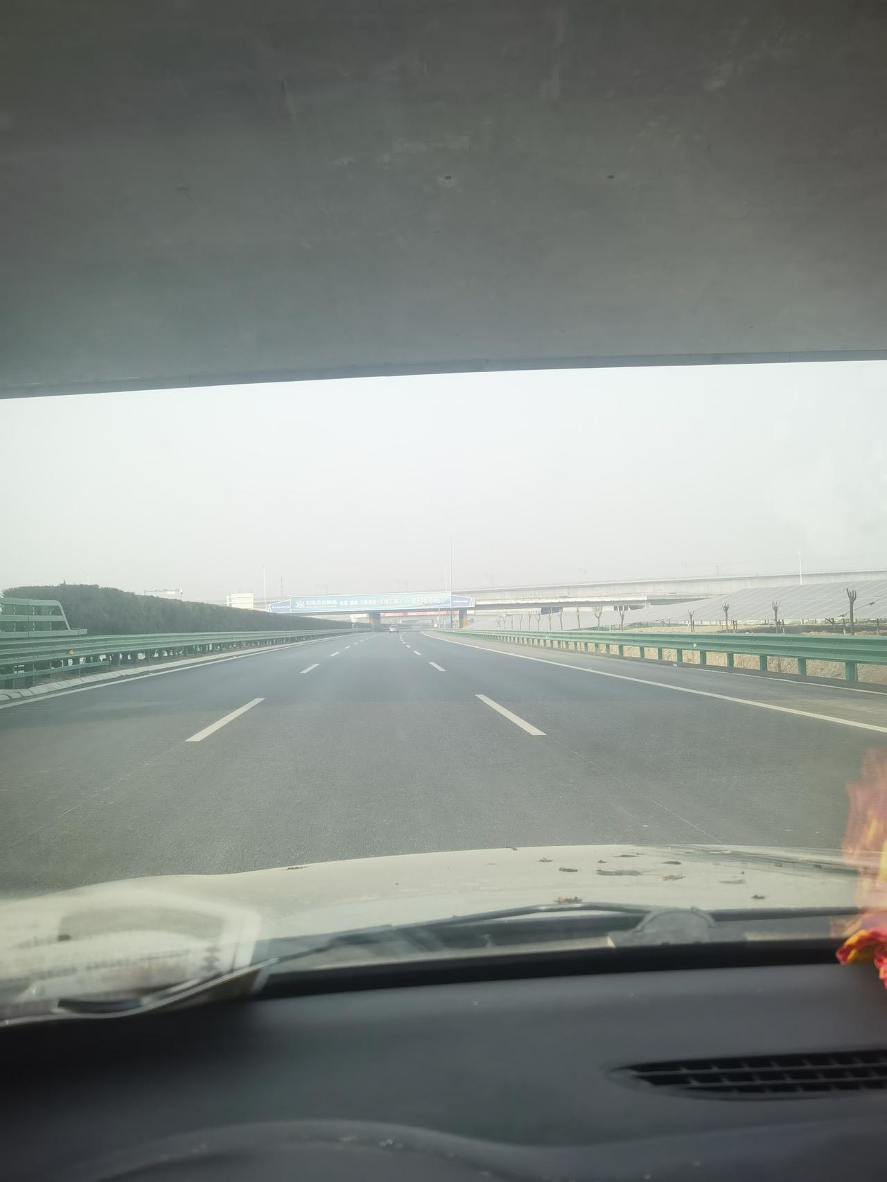 今天体验了刚通车不久的西兴高速，由三桥高速入口18分钟跑到兴平，双向八车道，感觉