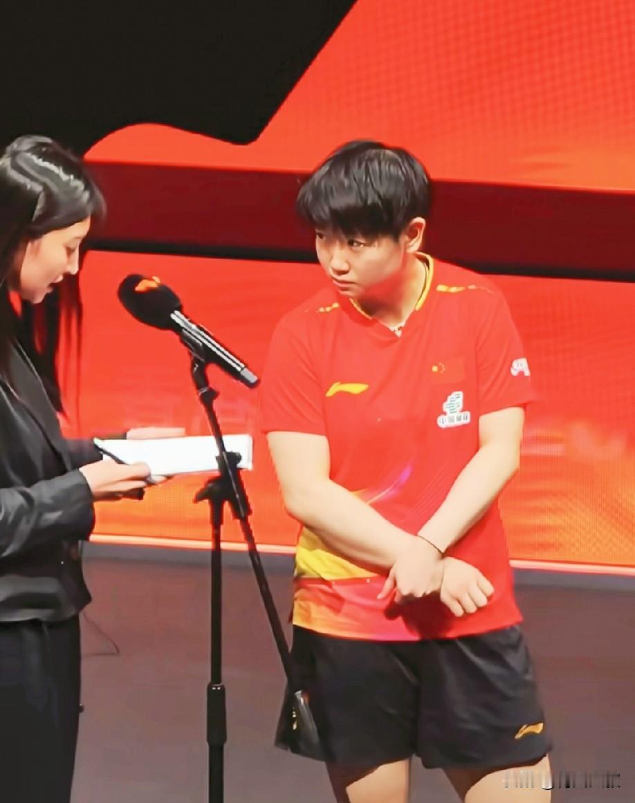 采访孙颖莎的这一幕，笑死我了！莎莎直勾勾的盯着翻译看！

有个女粉丝喊，
快看快