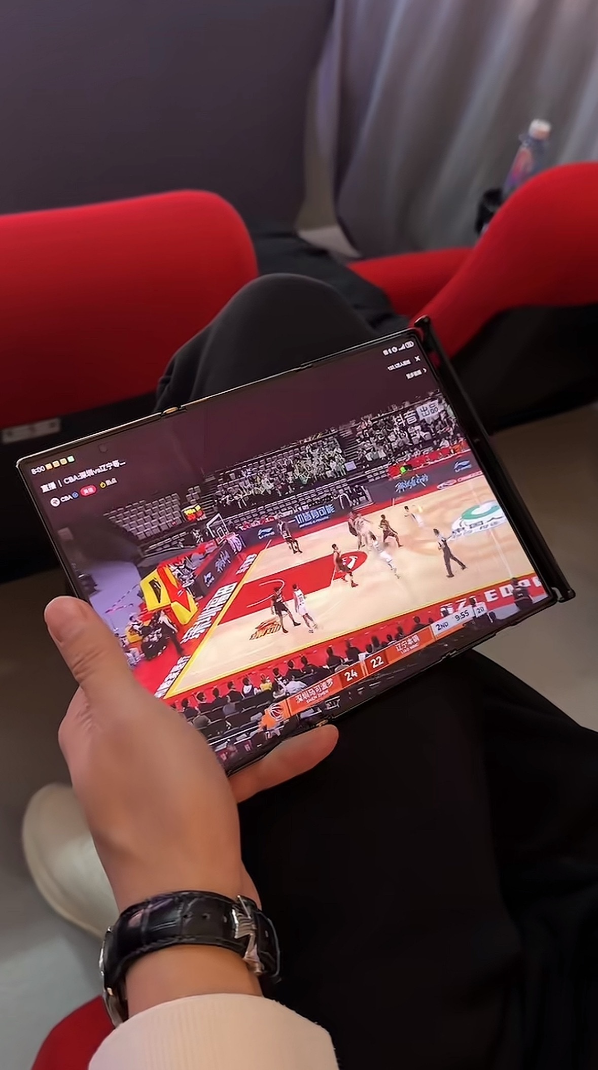 杨导昨晚在上海主场观看上海队比赛但是在比赛过程中，杨导依旧看着辽宁对深圳的比赛爱