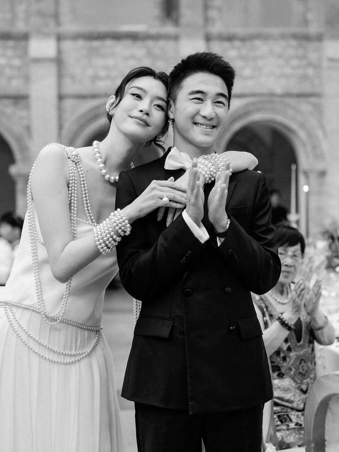 奚梦瑶更新婚礼晚宴照羡慕奚梦瑶的婚礼！既能穿优雅珍珠婚纱拍古堡婚照，晚宴又能换短