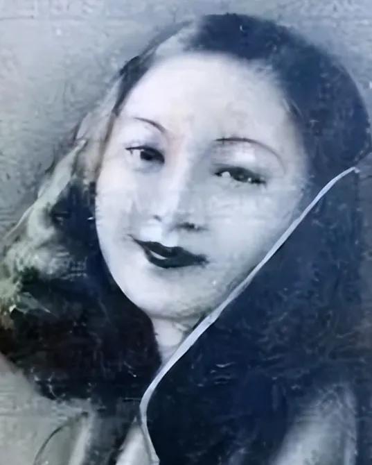 1952年，青岛第一名妓于小脚被执行枪决，人们将刑场围得里三层、外三层，都想一睹