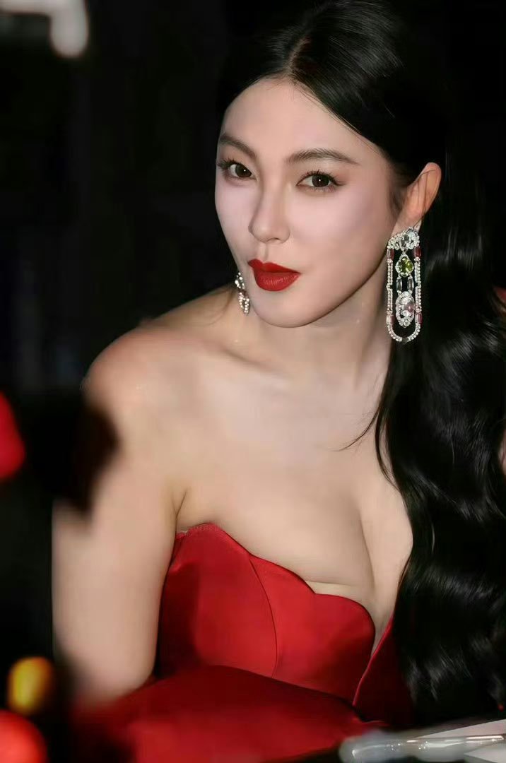 两位嫂子的傲人事业线谁更棒呢 
