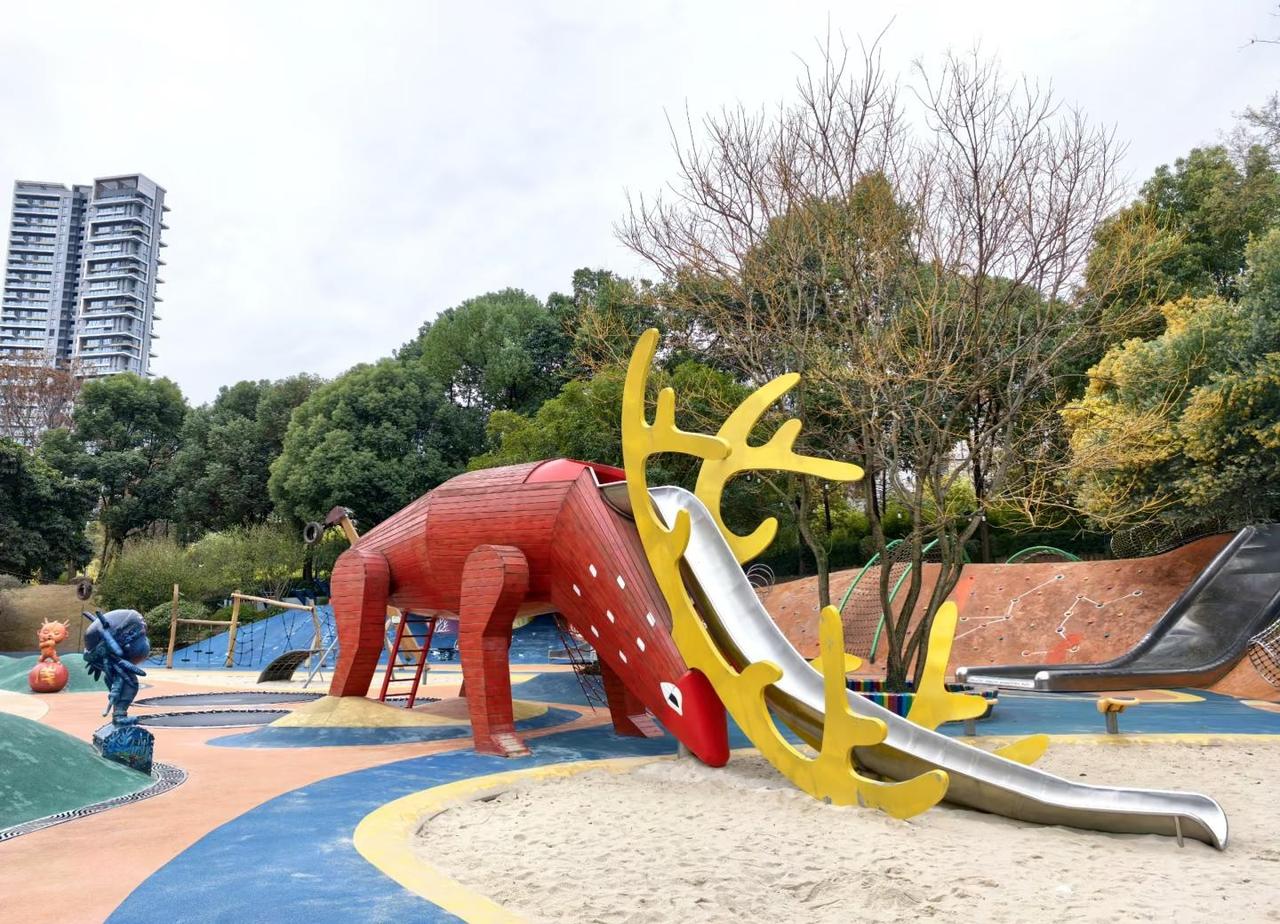 在初春的红石公园里🍃
早起的快乐被红石公园承包了～
送神兽归笼后不必急着回家，