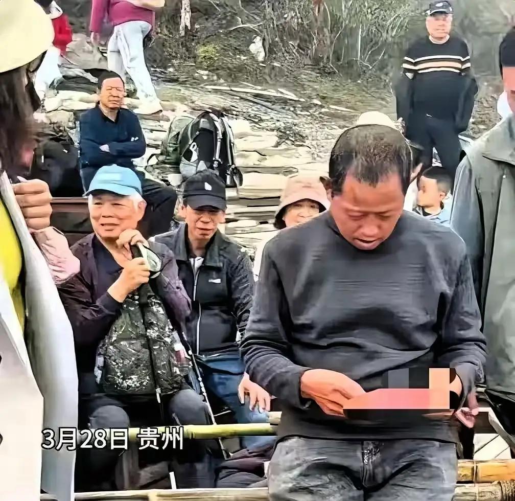 [微风]泪目！贵州梵净山，两名轿夫坐在路边，眼巴巴看着游客走过，没人停下。年轻女