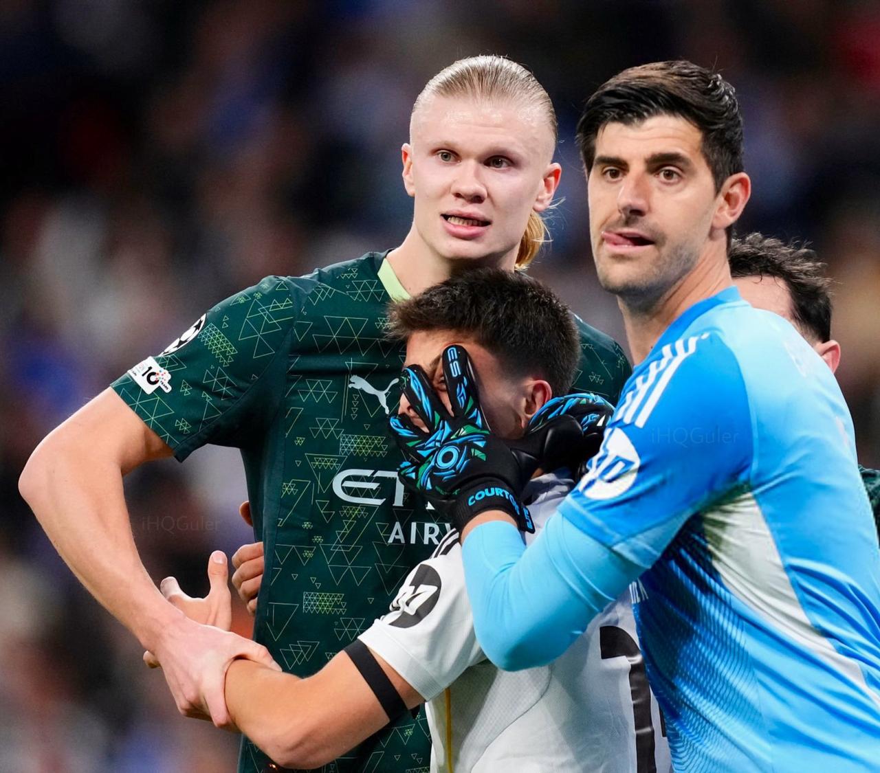 皇马对曼城的比赛，一位皇马球员被夹在了两位巨人之间，你能看出来这是皇马哪位球员吗