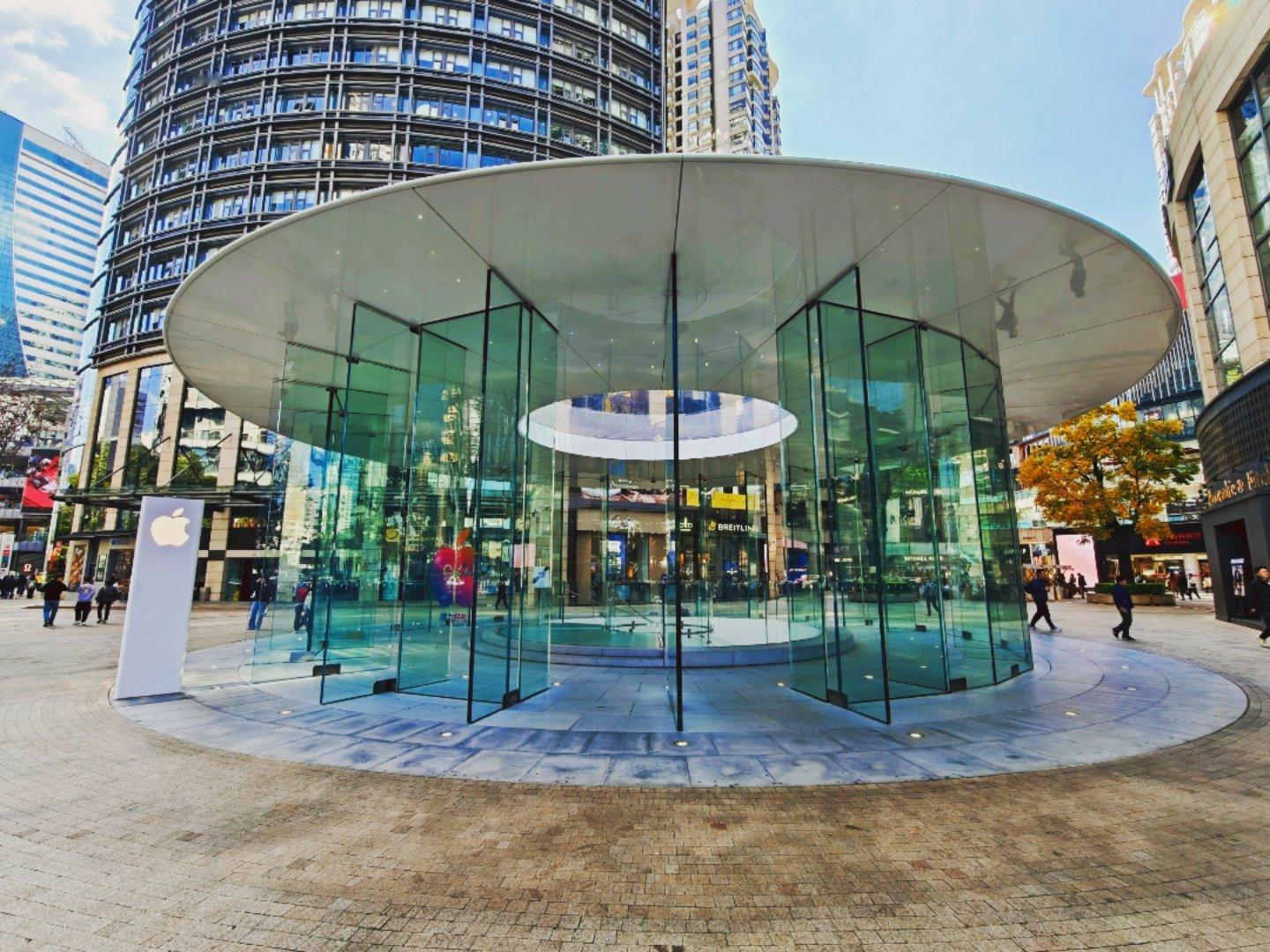 远远的看到这么一大坨不要钱一样的玻璃，我就知道这是什么店了注：京东并没有给我们打