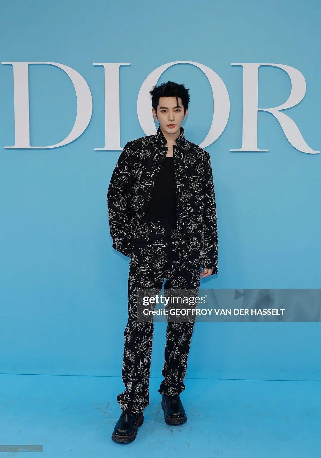 邓为的人中已经像一条线了 感觉僵僵的 ​​​